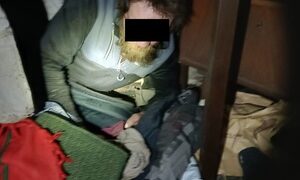 Schował się przed policją pod stołem. Teraz mężczyzna usłyszy zarzuty.