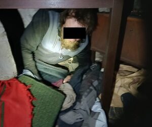 Schował się przed policją pod stołem. Teraz mężczyzna usłyszy zarzuty.