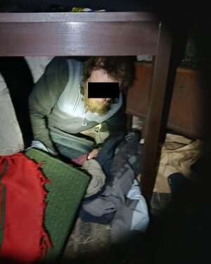 Schował się przed policją pod stołem. Teraz mężczyzna usłyszy zarzuty.