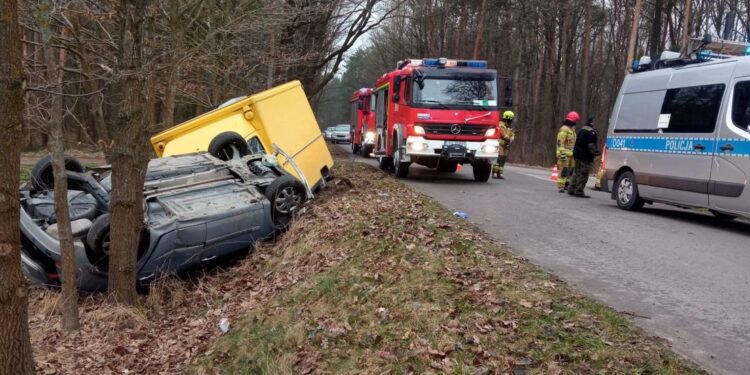 Tchórzew-Kolonia kierujący osobowym Renault nie ustąpił pierwszeństwa kierowcy busa.