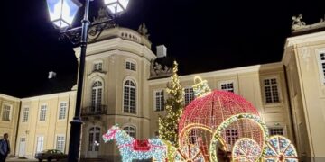 Świąteczna atmosfera w Radzyniu Podlaskim – Choinka i bombka już zdobią miasto