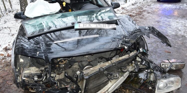 22-latek zabrał Audi kolegi i uderzył w drzewo, był pod wpływem alkoholu