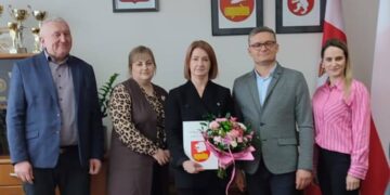 Nowa kadencja dyrektor Urszuli Jastrzębskiej w Paszkach Dużych. foto. Gmina Radzyń Podlaski