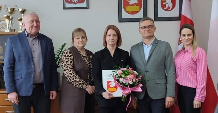 Nowa kadencja dyrektor Urszuli Jastrzębskiej w Paszkach Dużych. foto. Gmina Radzyń Podlaski