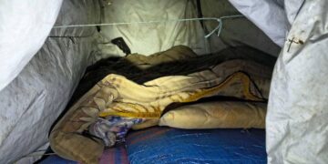 Poszukiwany listem gończym ukrywał się w szałasie.