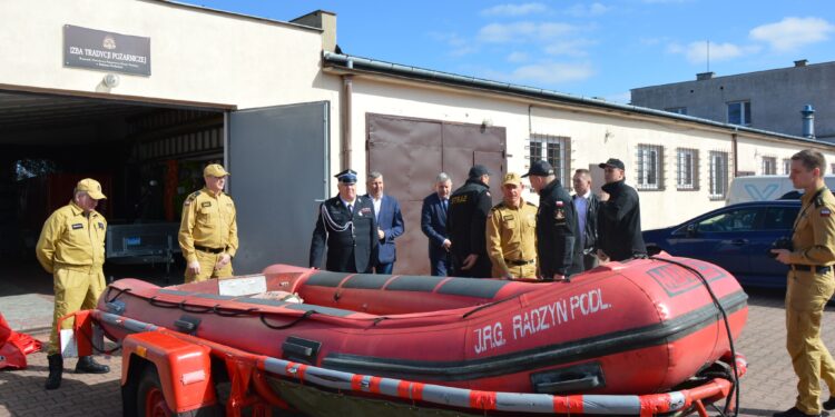 OSP w Komarówce Podlaskiej otrzymała nowy ponton od PSP Radzyń Podlaski