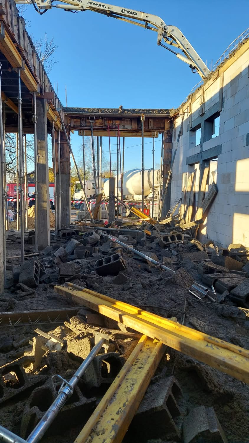 Wypadek na terenie budowy w gminie Komarówka Podlaska – trzy osoby trafiły do szpitala. Fot. KPP w Radzyniu Podlaskim